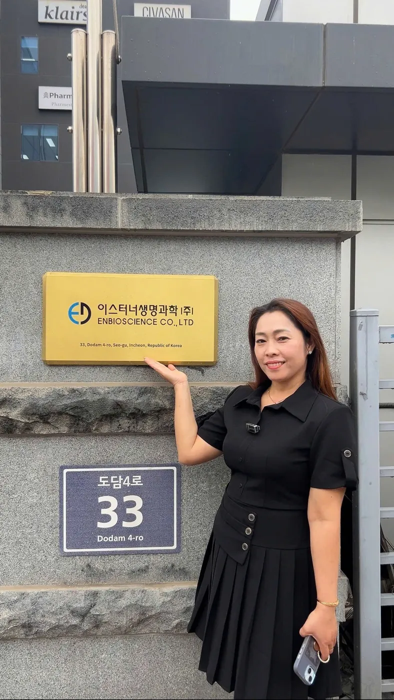 LumiAura 代理商於 ENBIOSCIENCE 工廠前