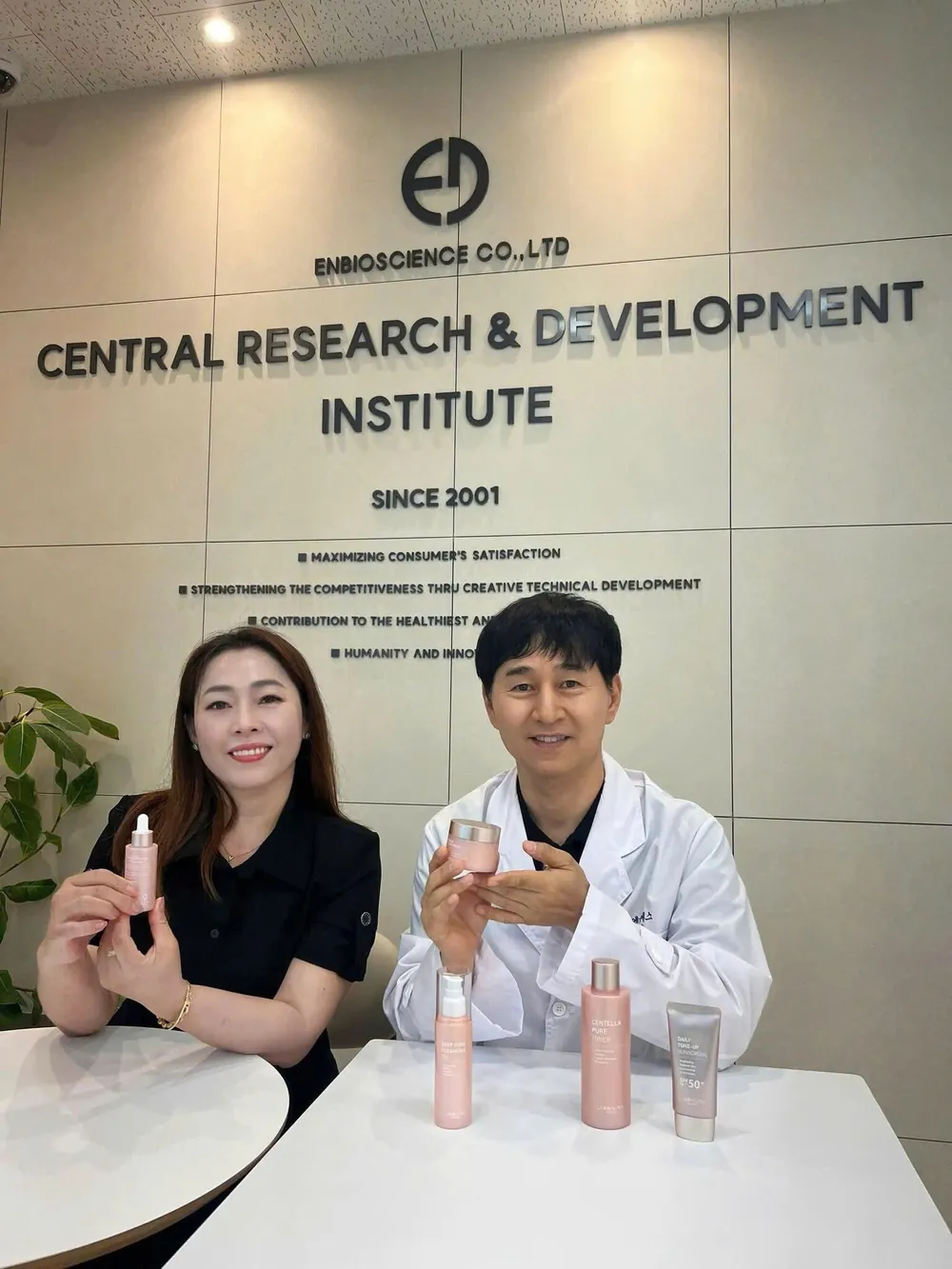 LumiAura 代理商與研發人員於 ENBIOSCIENCE 中央研究開發院