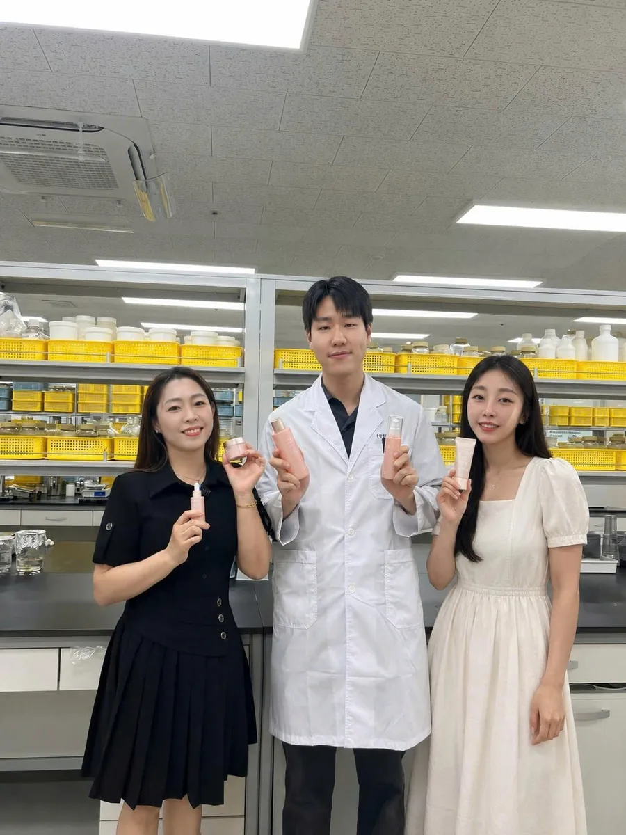 LumiAura 團隊與 ENBIOSCIENCE 研發人員於實驗室合影